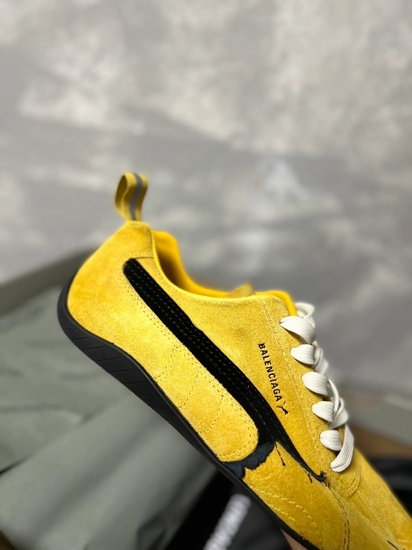 👟👟Ex-factory price 480👟👟 PUMA co-branded Balenciaga: Who knows! This pair of distressed and war-damaged Speedcats are so good-looking. The thin-soled sneakers have been upgraded to 2.0, which destroys the aesthetics of the street. More than half of the classic PUMA stripes on the side of the shoes have been "violently torn". The distressed treatment has a sense of ruined art, and it becomes the focus of the street in seconds! Hot stamping double logo + gold foil size mark on the heel, the details give a high-end feel Code number: 35-44 (45 customized)